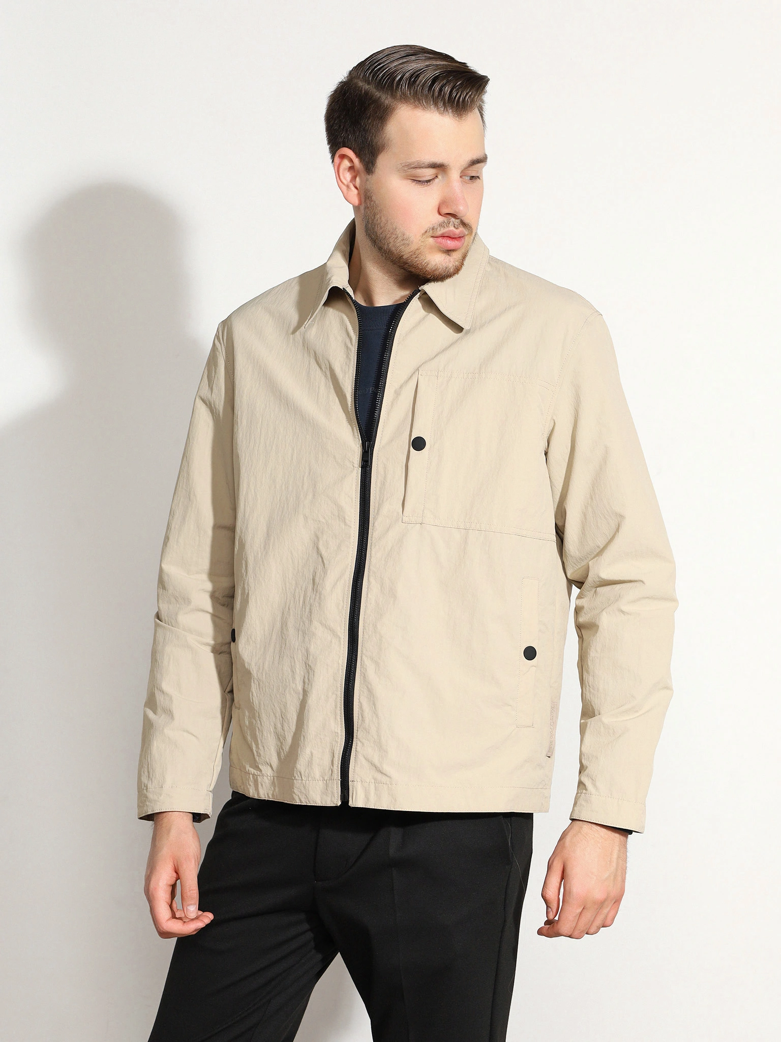 Куртка-ветровка бежевого цвета 